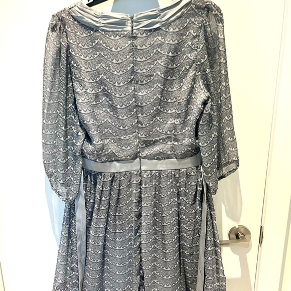 🖤 Unique & flirty dress with 3/4 sleeves & pretty satin trim & bow - Picture 8 of 17